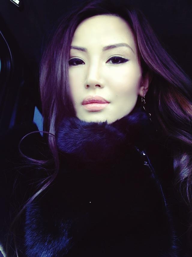 Ану үзмэн ягаан үсэндээ лайк цуглуулсаар